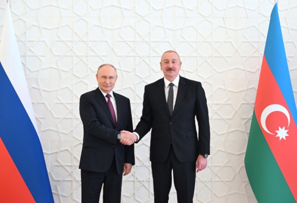 Владимир Путин позвонил Президенту Ильхаму Алиеву