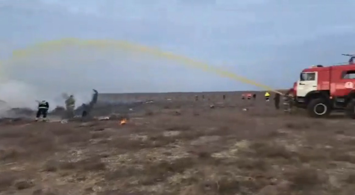 Пожар на месте крушения самолета в Актау ликвидирован - МЧС Казахстана (ВИДЕО) (ОБНОВЛЕНО)