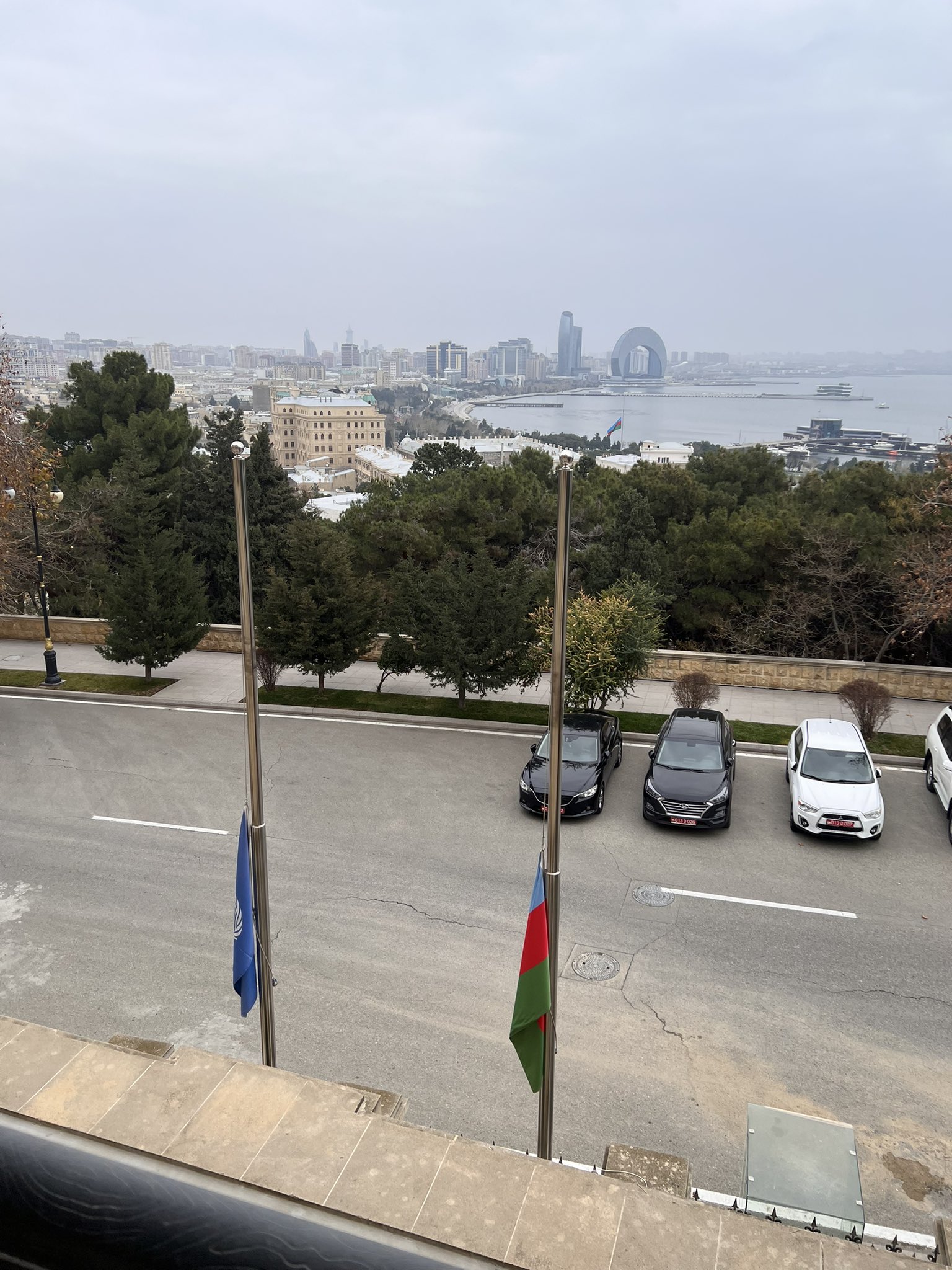В представительстве ООН в Баку приспущены флаги в память о жертвах авиакатастрофы в Актау (ФОТО)