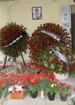 Люди приносят цветы к дому, где жил капитан разбившегося самолета AZAL  Игорь Кшнякин (ФОТО)
