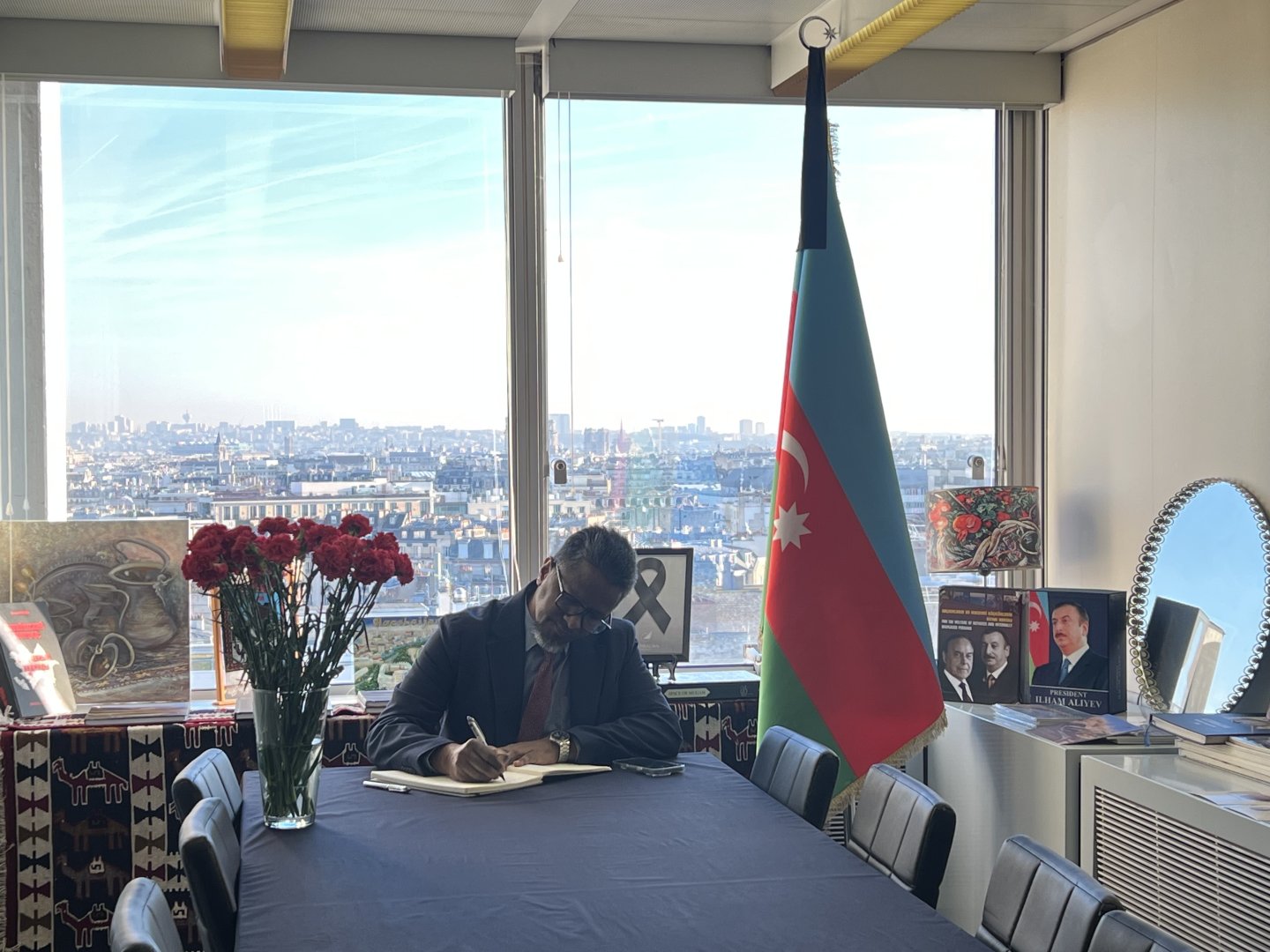 В Париже чтят память жертв крушения самолета AZAL (ФОТО)