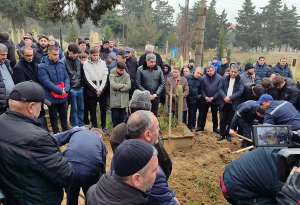 Azerbaijan's Baku bids final farewell to plane tragedy victim (PHOTO)