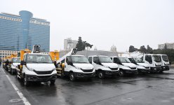 Президент Ильхам Алиев ознакомился с различными транспортными средствами специального назначения, которые будут оказывать коммунальные услуги в Баку (ФОТО/ВИДЕО)