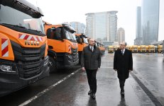Президент Ильхам Алиев ознакомился с различными транспортными средствами специального назначения, которые будут оказывать коммунальные услуги в Баку (ФОТО/ВИДЕО)