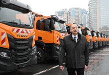 Президент Ильхам Алиев ознакомился с различными транспортными средствами специального назначения, которые будут оказывать коммунальные услуги в Баку (ФОТО/ВИДЕО)