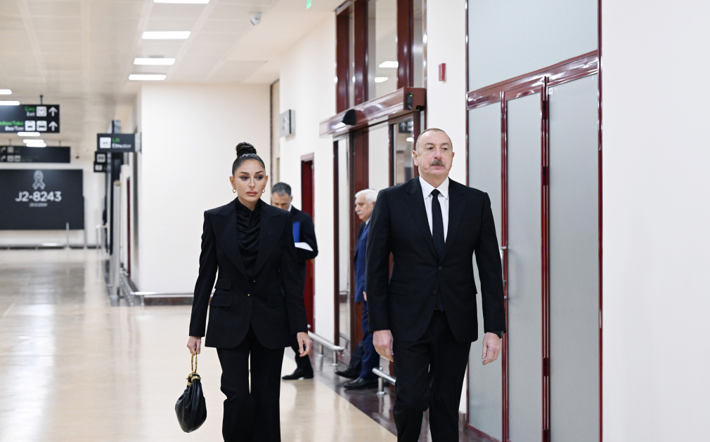 Президент Ильхам Алиев и Первая леди Мехрибан Алиева приняли участие в церемонии прощания с членами экипажа, погибшими в авиакатастрофе (ФОТО/ВИДЕО)