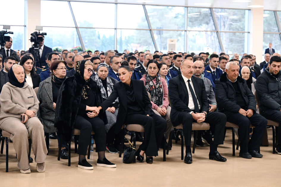Президент Ильхам Алиев и Первая леди Мехрибан Алиева приняли участие в церемонии прощания с членами экипажа, погибшими в авиакатастрофе (ФОТО/ВИДЕО)