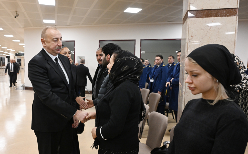 Президент Ильхам Алиев и Первая леди Мехрибан Алиева приняли участие в церемонии прощания с членами экипажа, погибшими в авиакатастрофе (ФОТО/ВИДЕО)