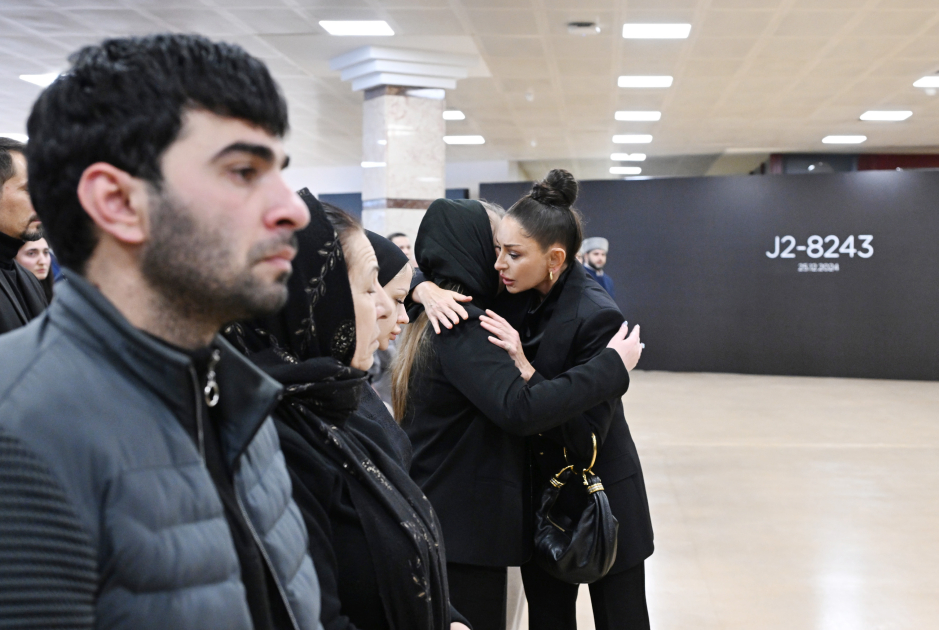 Президент Ильхам Алиев и Первая леди Мехрибан Алиева приняли участие в церемонии прощания с членами экипажа, погибшими в авиакатастрофе (ФОТО/ВИДЕО)