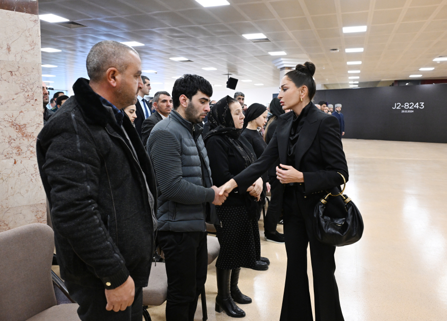 Президент Ильхам Алиев и Первая леди Мехрибан Алиева приняли участие в церемонии прощания с членами экипажа, погибшими в авиакатастрофе (ФОТО/ВИДЕО)