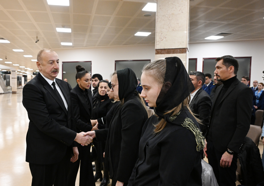 Президент Ильхам Алиев и Первая леди Мехрибан Алиева приняли участие в церемонии прощания с членами экипажа, погибшими в авиакатастрофе (ФОТО/ВИДЕО)