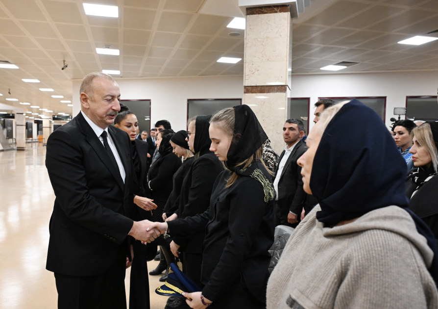 Президент Ильхам Алиев и Первая леди Мехрибан Алиева приняли участие в церемонии прощания с членами экипажа, погибшими в авиакатастрофе (ФОТО/ВИДЕО)