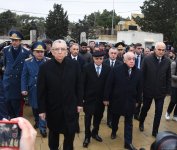Люди приходят во II Аллею почетного захоронения в Баку для участия в похоронах членов экипажа самолета AZAL (ФОТО)
