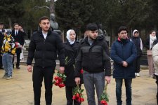 Люди приходят во II Аллею почетного захоронения в Баку для участия в похоронах членов экипажа самолета AZAL (ФОТО)