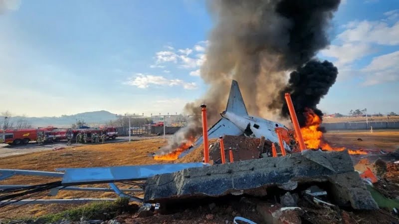 Число жертв крушения Boeing 737-800 в Южной Корее возросло до 179 человек (ВИДЕО)