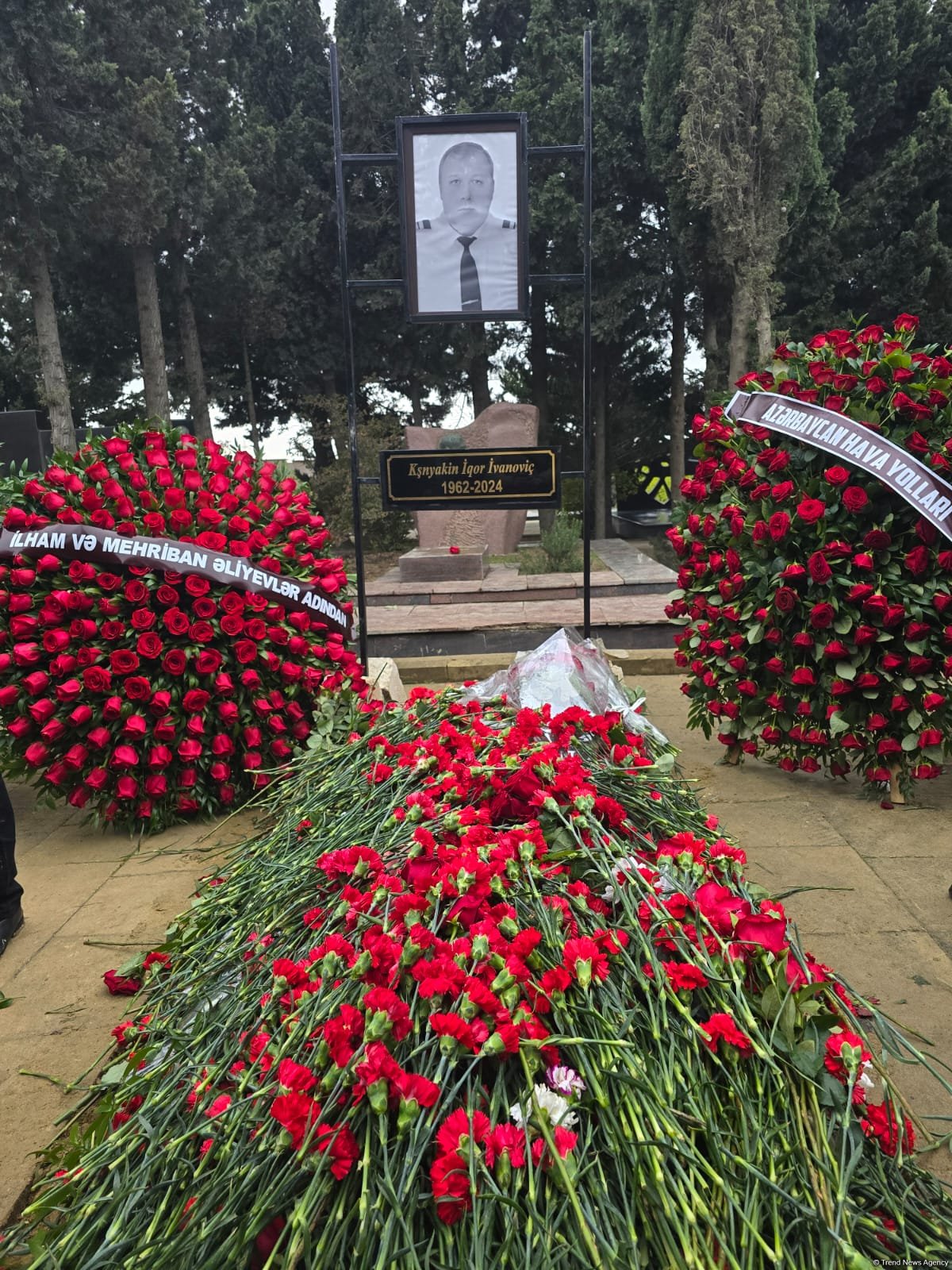 Члены экипажа самолета AZAL, погибшие в авиакатастрофе, похоронены на II Аллее почетного захоронения (ФОТО/ВИДЕО)