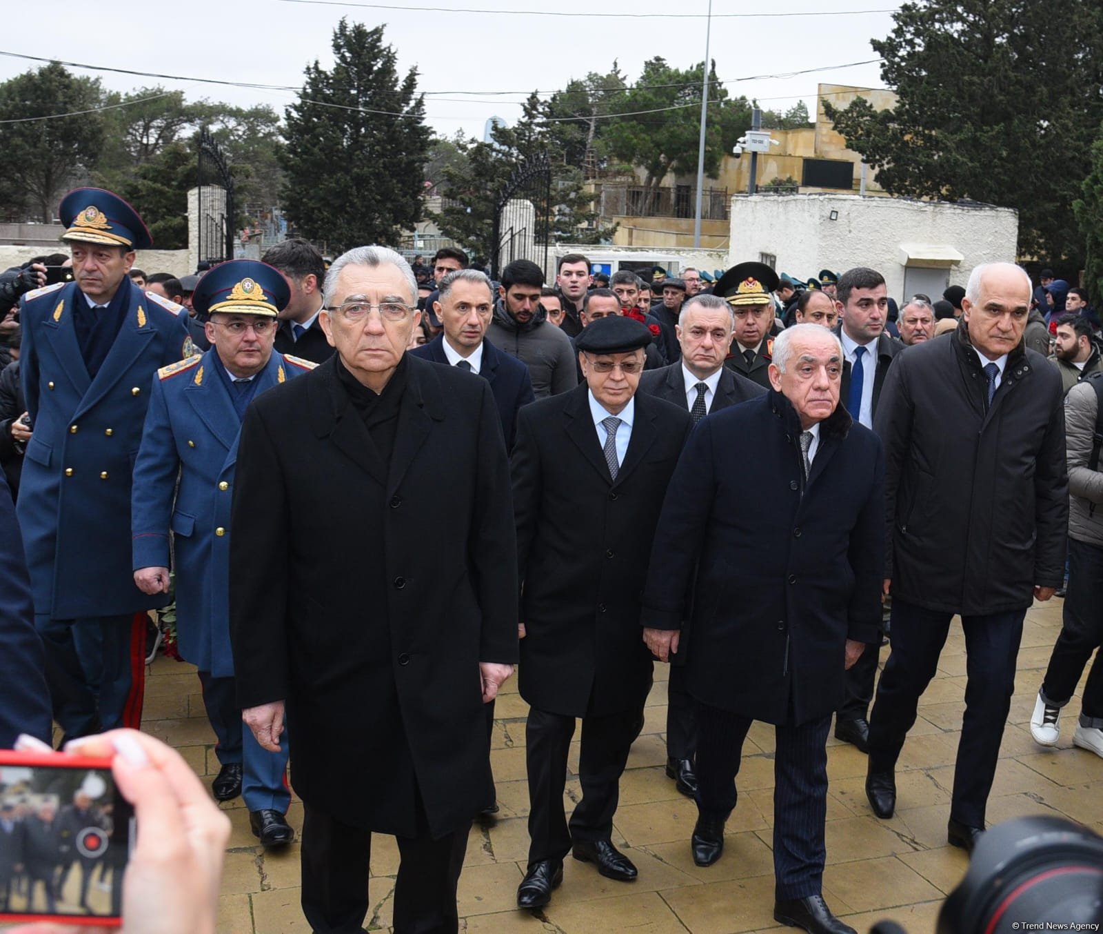 Люди приходят во II Аллею почетного захоронения в Баку для участия в похоронах членов экипажа самолета AZAL (ФОТО)