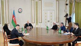 Президент Ильхам Алиев встретился с членами семей погибшего в авиакатастрофе экипажа и выжившими бортпроводниками (ВИДЕО/ФОТО)