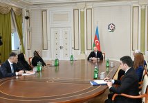 Президент Ильхам Алиев встретился с членами семей погибшего в авиакатастрофе экипажа и выжившими бортпроводниками (ВИДЕО/ФОТО)
