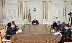 Президент Ильхам Алиев встретился с членами семей погибшего в авиакатастрофе экипажа и выжившими бортпроводниками (ВИДЕО/ФОТО)