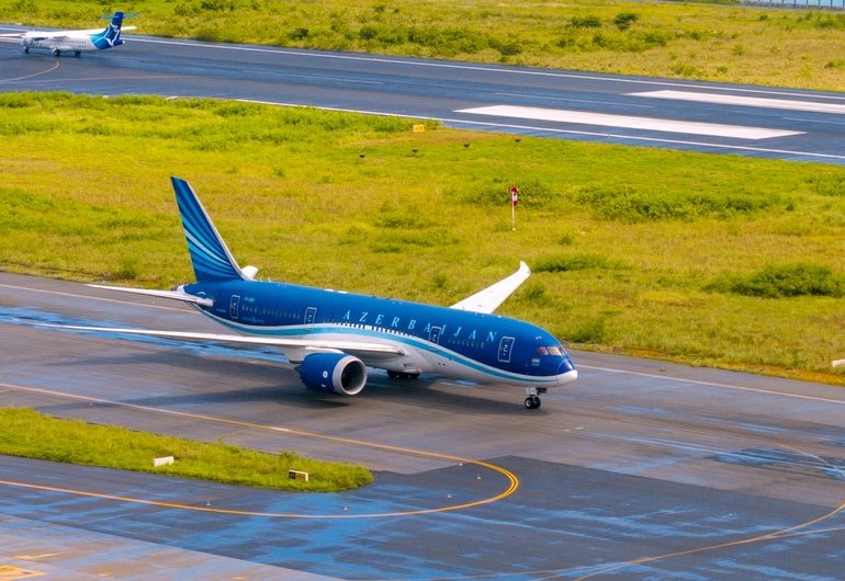 AZAL задержал два рейса в Москву