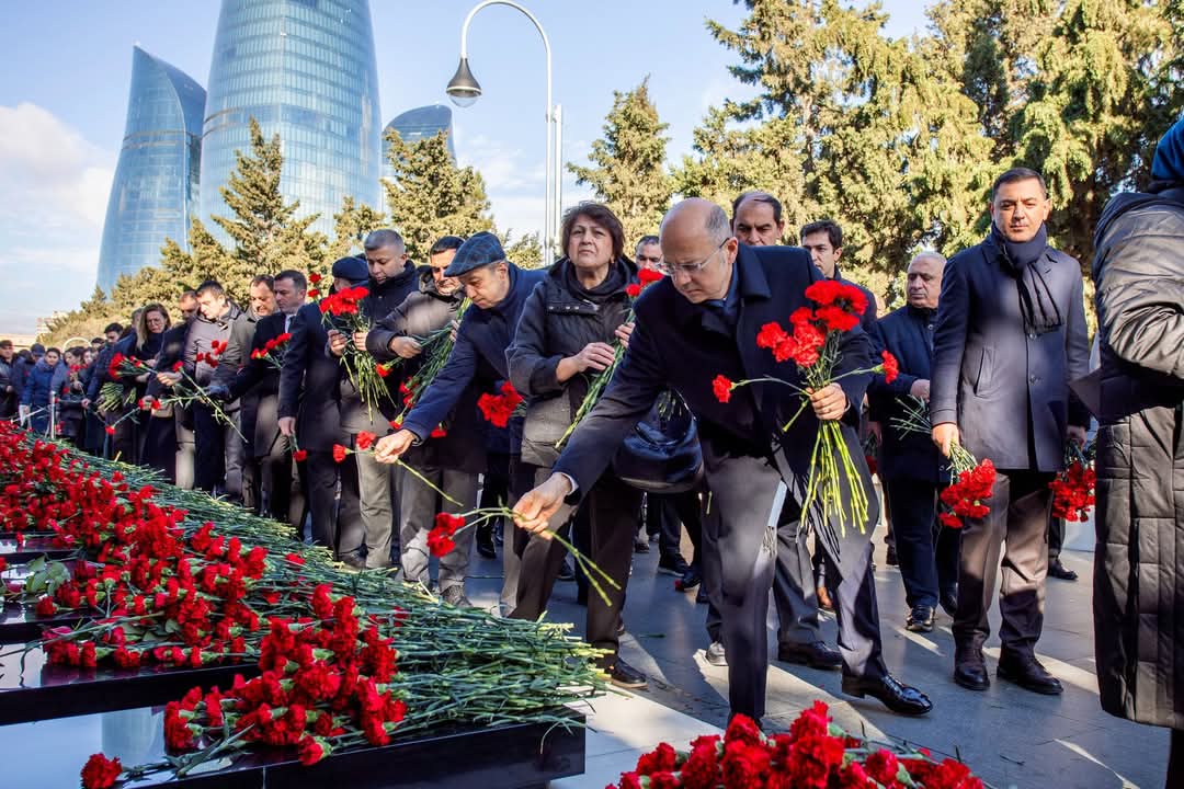Коллектив министерства энергетики Азербайджана посетил Аллею шехидов (ФОТО)
