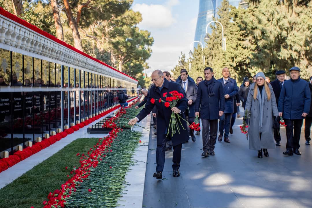 Коллектив министерства энергетики Азербайджана посетил Аллею шехидов (ФОТО)