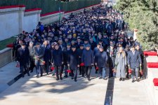 Коллектив министерства энергетики Азербайджана посетил Аллею шехидов (ФОТО)