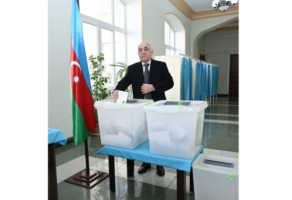 Azerbaijani PM casts ballot in municipal election