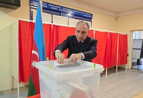 Azerbaijan's Prosecutor General votes in municipal elections (PHOTO)