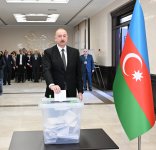 Президент Ильхам Алиев проголосовал на избирательном участке номер 1 (ВИДЕО/ФОТО)