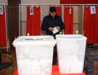 Процесс голосования на муниципальных выборах в Азербайджане продолжается - Фоторепортаж
