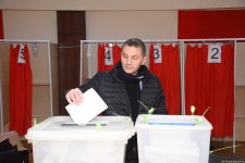 Процесс голосования на муниципальных выборах в Азербайджане продолжается - Фоторепортаж