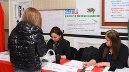 Процесс голосования на муниципальных выборах в Азербайджане продолжается - Фоторепортаж