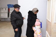 Процесс голосования на муниципальных выборах в Азербайджане продолжается - Фоторепортаж