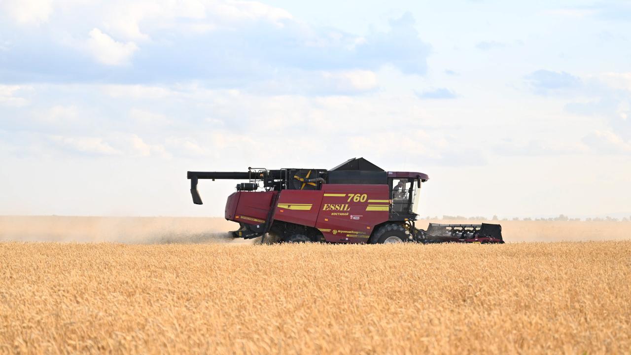 Kazakhstan reveals progress in early crop harvest across nation's Kostanay
