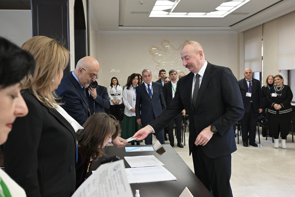 Президент Ильхам Алиев проголосовал на избирательном участке номер 1 (ВИДЕО/ФОТО)