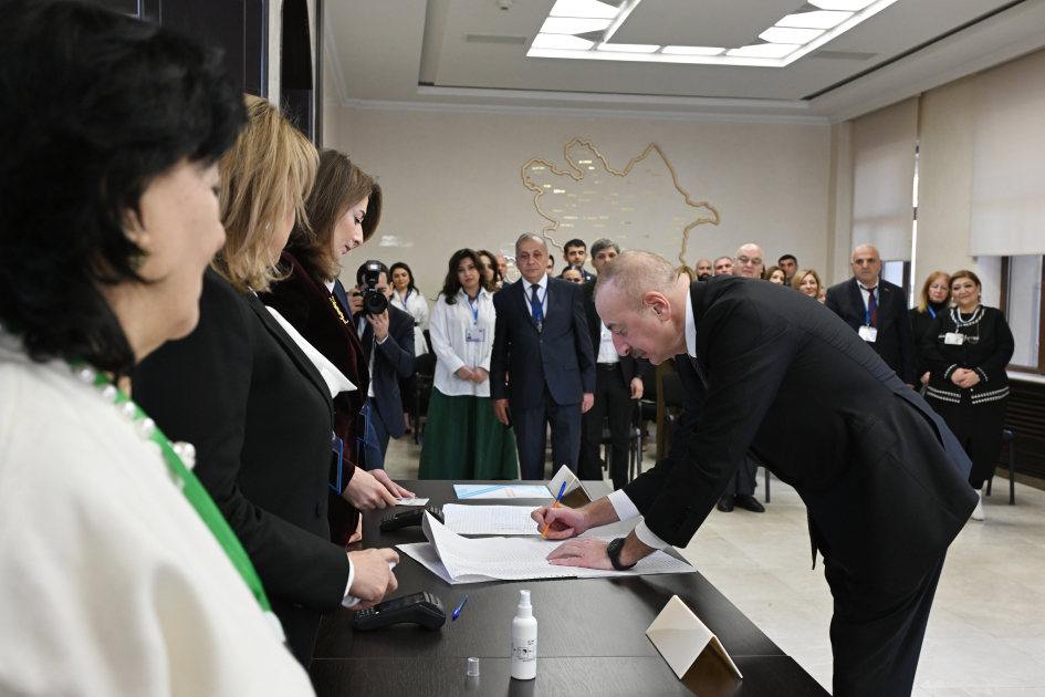 Президент Ильхам Алиев проголосовал на избирательном участке номер 1 (ВИДЕО/ФОТО)