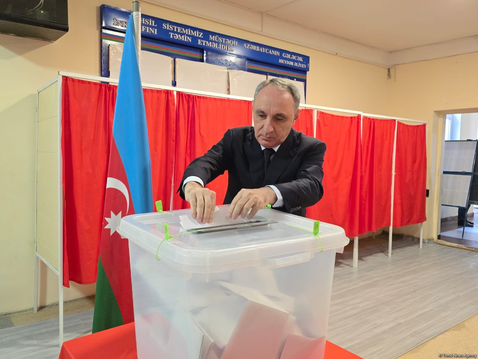 Azerbaijan's Prosecutor General votes in municipal elections (PHOTO)