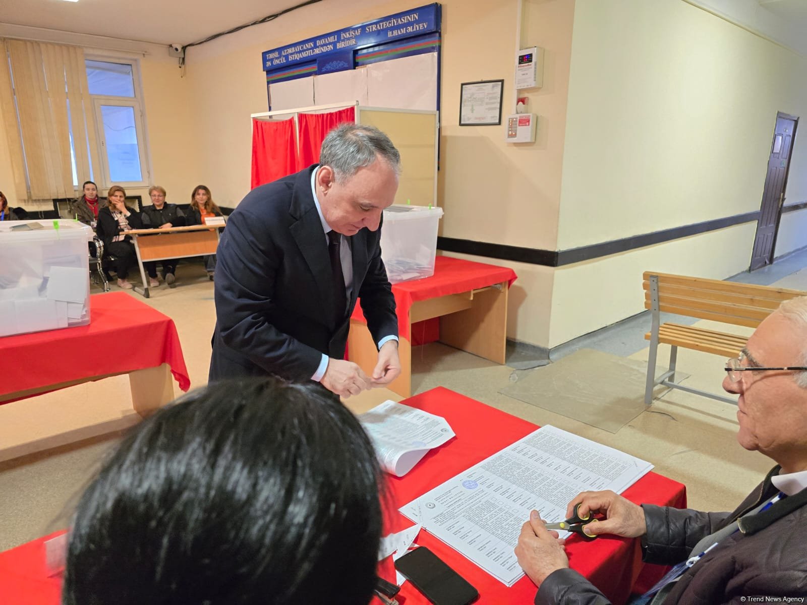 Azerbaijan's Prosecutor General votes in municipal elections (PHOTO)