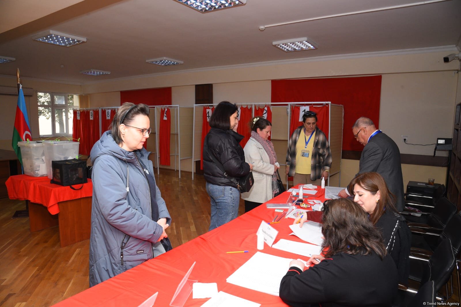 Процесс голосования на муниципальных выборах в Азербайджане продолжается - Фоторепортаж