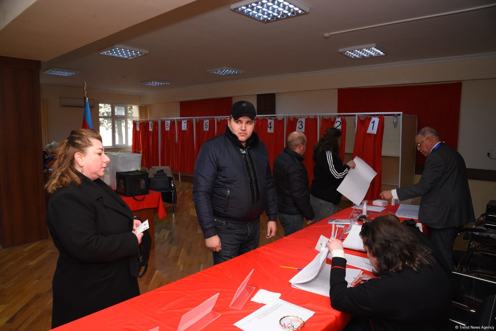 Процесс голосования на муниципальных выборах в Азербайджане продолжается - Фоторепортаж