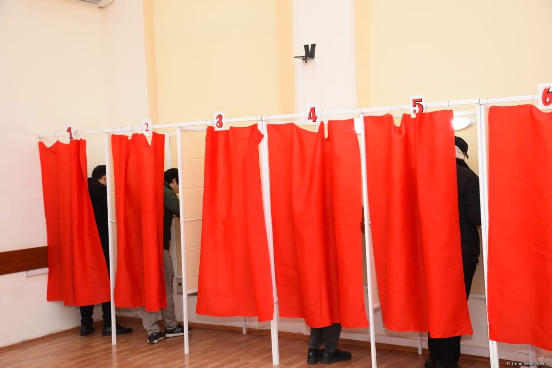 Процесс голосования на муниципальных выборах в Азербайджане продолжается - Фоторепортаж