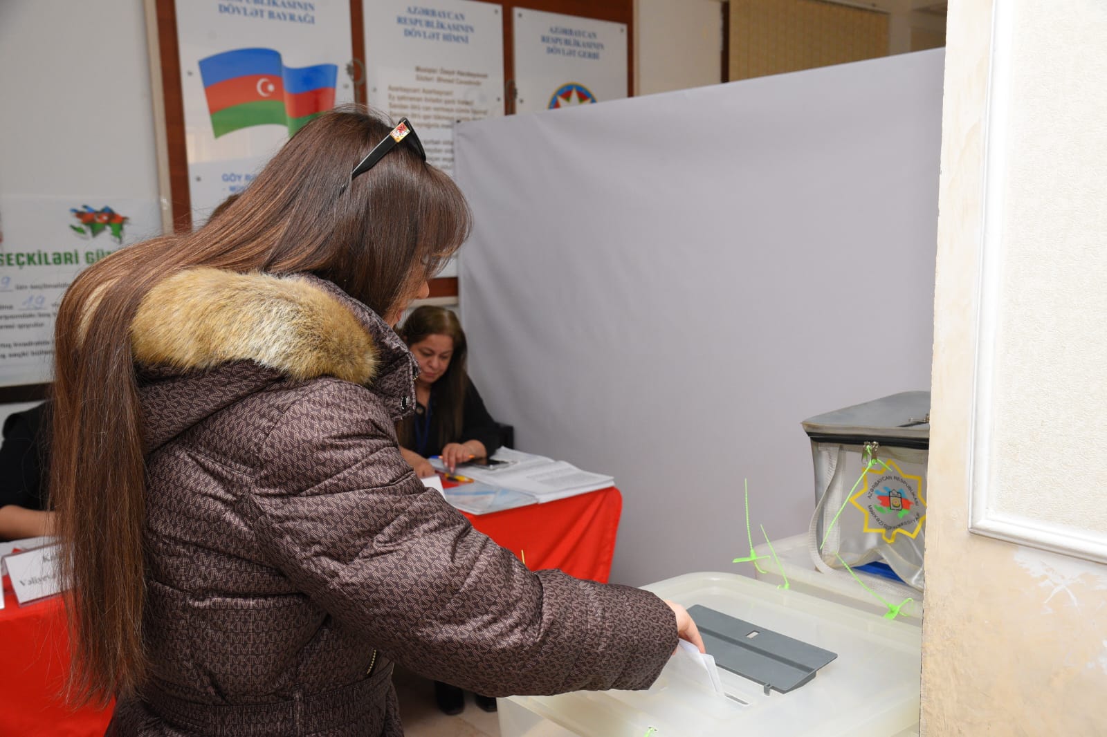 Процесс голосования на муниципальных выборах в Азербайджане продолжается - Фоторепортаж