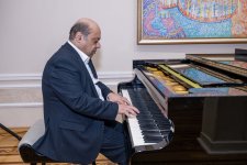 На крыльях мечты Сируса Мирзазаде - женские портреты на фоне интерьеров и пейзажей (ФОТО)