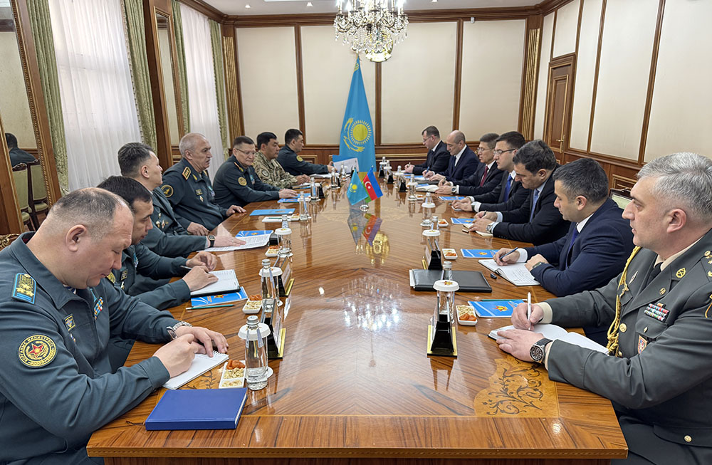 Azerbaijan, Kazakhstan brainstorm military cooperation issues (PHOTO)