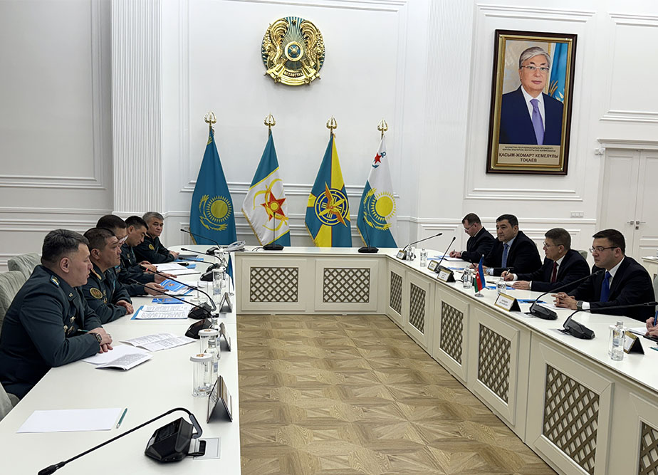 Azerbaijan, Kazakhstan brainstorm military cooperation issues (PHOTO)