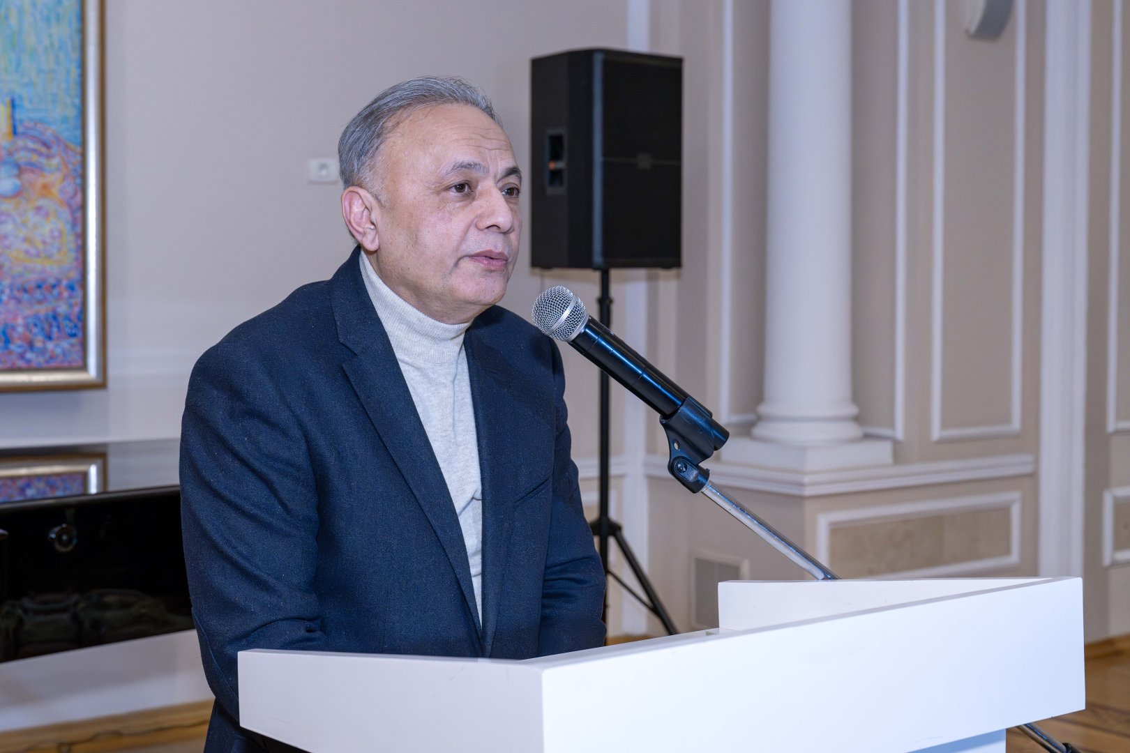 На крыльях мечты Сируса Мирзазаде - женские портреты на фоне интерьеров и пейзажей (ФОТО)