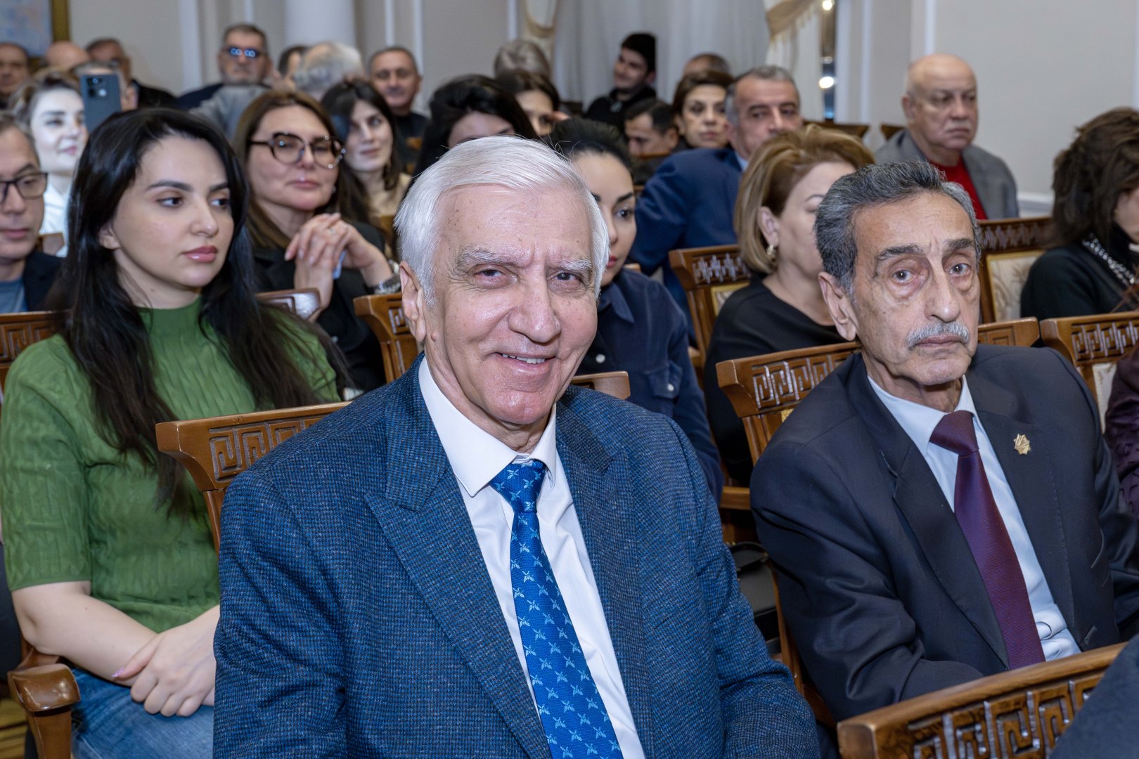 На крыльях мечты Сируса Мирзазаде - женские портреты на фоне интерьеров и пейзажей (ФОТО)
