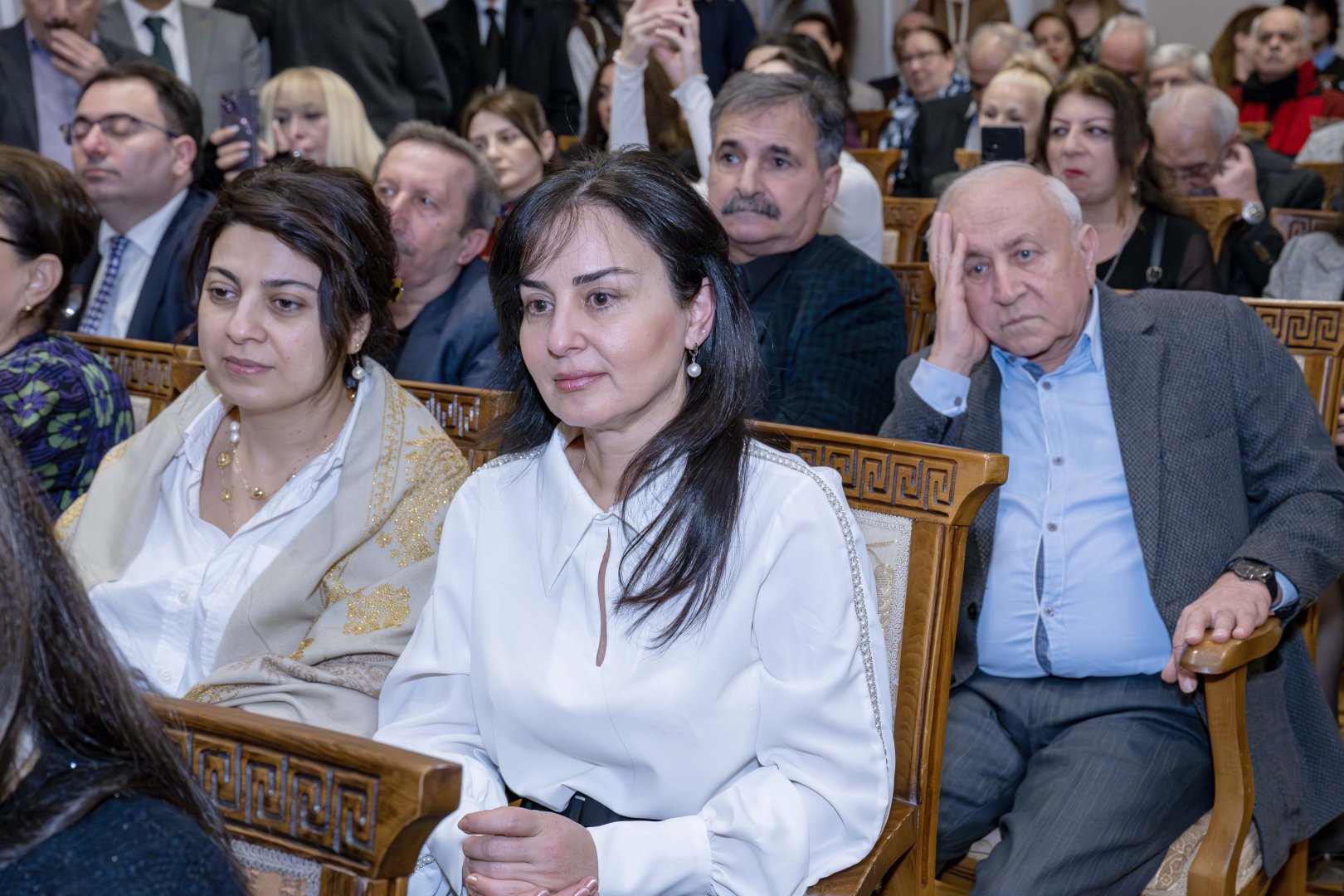 На крыльях мечты Сируса Мирзазаде - женские портреты на фоне интерьеров и пейзажей (ФОТО)